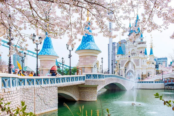 Seoul, Kore - 9 Nisan 2015: Lotte World eğlence parkı.