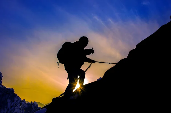 Silueta de montañero y puesta de sol . — Foto de Stock