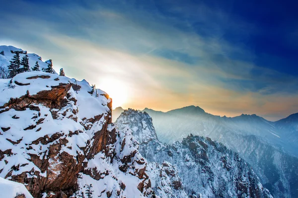 Seoraksan у зимовий період з захід сонця, знамениті гори в Кореї. — стокове фото