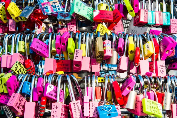 SEÚL - 28 DE MARZO: Candados de amor en la Torre N de Seúl . — Foto de Stock