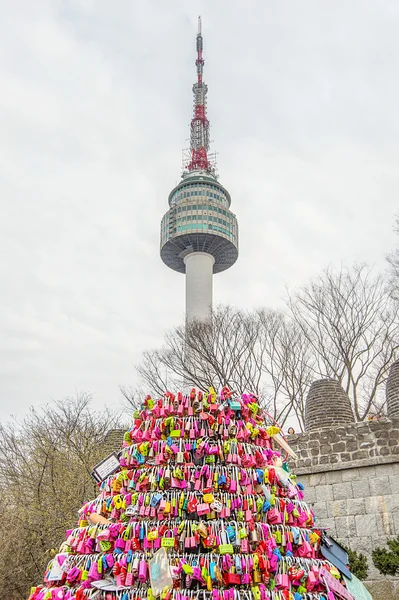 Seoul - märz 28: liebe vorhängeschlösser am n seoul turm. — Stockfoto