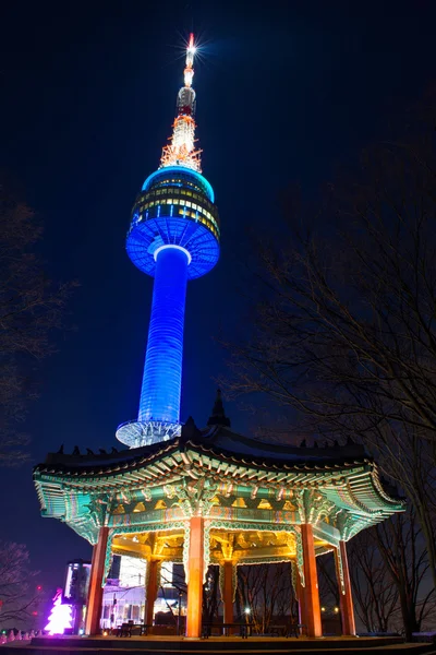 SEOUL - 18 ДЕКАБРЯ: Сеульская башня Декабрь . — стоковое фото