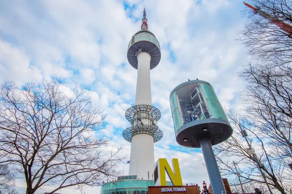 Seoul - 28 Mart: Namsan dağda bulunan N Seul Kulesi. — Stok fotoğraf