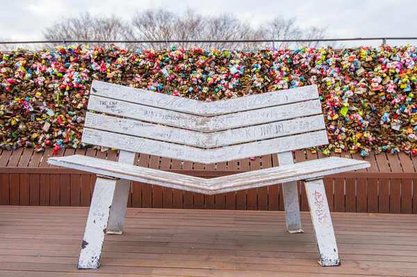 СЕУЛ - 28 МАРТА: Замки любви в Сеульской башне или замки любви - обычай в некоторых культурах, которые символизируют их любовь, будут навсегда закрыты в Сеульской башне 28 марта 2015 года в Сеуле, Корея
.