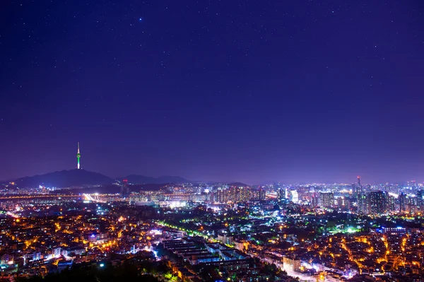 Downtown skyline de Seul, Coreia do Sul com Torre de Seul e estrela . — Fotografia de Stock