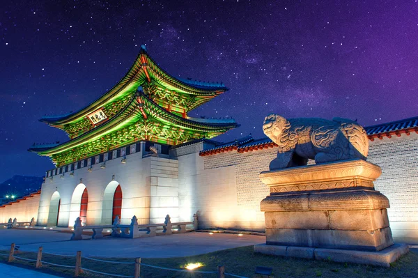 Gyeongbokgung palace och Vintergatan i Seoul, South Korea. — Stockfoto