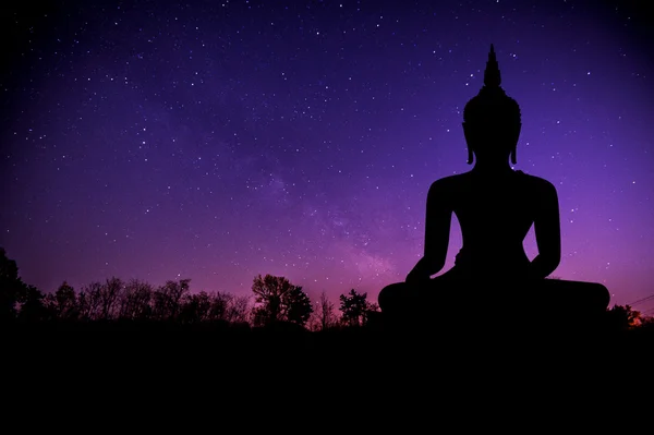 A Via Láctea e a silhueta da estátua de buddha . — Fotografia de Stock