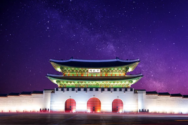 Palácio Gyeongbokgung e Via Láctea em Seul, Coreia do Sul . — Fotografia de Stock