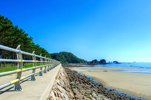 Hermoso paisaje marino y cielo azul . — Foto de Stock