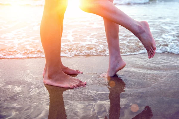 Νεαρό ζευγάρι πόδια στην άμμο παραλία. — Φωτογραφία Αρχείου