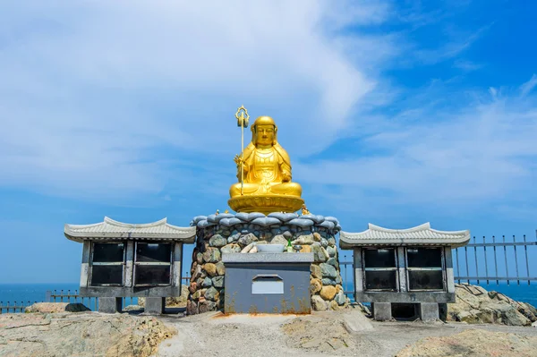 Gouden Boeddhabeeld in Haedong Yonggungsa tempel, Korea. — Stockfoto