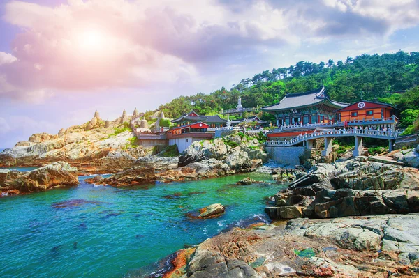 Templo de Haedong Yonggungsa e Mar de Haeundae em Busan, Coreia do Sul . — Fotografia de Stock