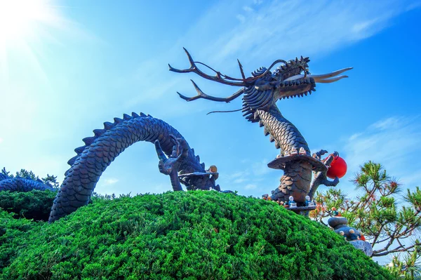 Drakenbeeld bij Haedong Yonggungsa Temple in Busan, Zuid-Korea. — Stockfoto