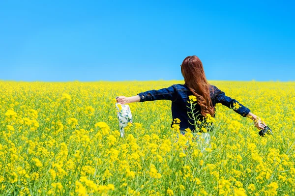 Nő fotózni a repce a virágokat. — Stock Fotó