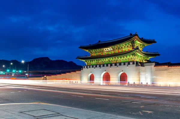 Palacio Gyeongbokgung por la noche en Seúl, Corea del Sur . — Foto de Stock