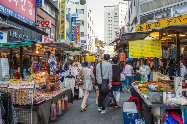 SEOUL, COREA DEL SUR - 16 DE MAYO: Namdaemun Market en Seúl, es el mercado más antiguo y grande de Corea del Sur . — Foto de Stock