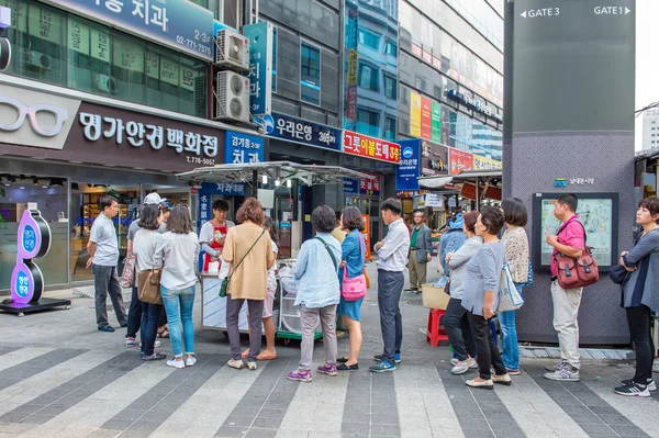 SEOUL, COREA DEL SUR - 16 DE MAYO: Namdaemun Market en Seúl, es el mercado más antiguo y grande de Corea del Sur . — Foto de Stock