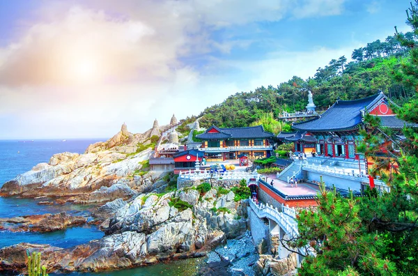 Templo de Haedong Yonggungsa e Mar de Haeundae em Busan, Coreia do Sul . Imagens De Bancos De Imagens Sem Royalties