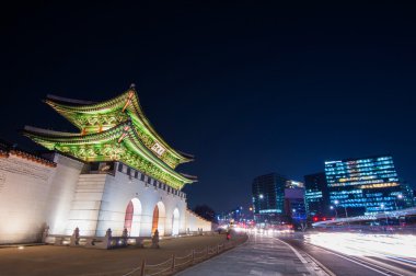 Geyongbokgung Sarayı ve araba ışık gece Seoul, Güney Kore.