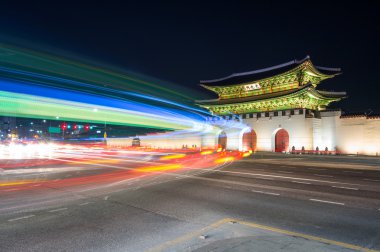 Geyongbokgung Sarayı ve araba ışık gece Seoul, Güney Kore.