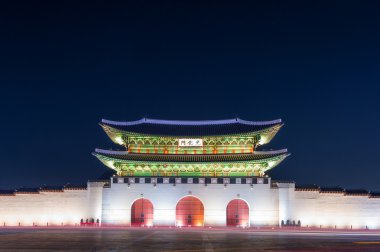 Geyongbokgung sarayda gece Seoul, Güney Kore.