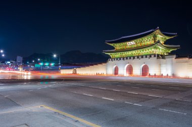 Geyongbokgung Sarayı ve araba ışık gece Seoul, Güney Kore.
