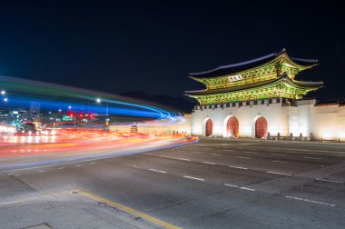 Geyongbokgung Sarayı ve araba ışık gece Seoul, Güney Kore.