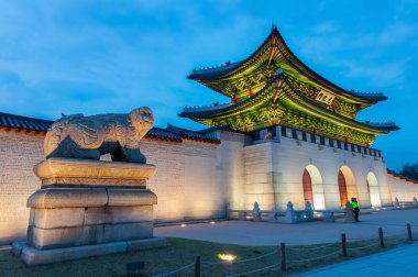 Gyeongbokgung Sarayı gece Seoul, Güney Kore.
