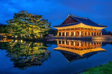 Seoul, Kore gece Gyeongbokgung Sarayı.