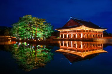 Seoul, Kore gece Gyeongbokgung Sarayı.