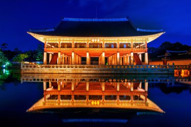 Seoul, Kore gece Gyeongbokgung Sarayı.