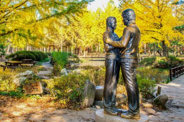 Nami Adası, Kore - Ekim 25: Heykel ve turist çekim güzel sahne namı ada etrafında.
