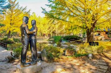 Nami Adası, Kore - Ekim 25: Heykel ve turist çekim güzel sahne namı ada etrafında.