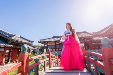 Hanbok Gyeongbokgung, geleneksel Kore kıyafet içinde kadınla.