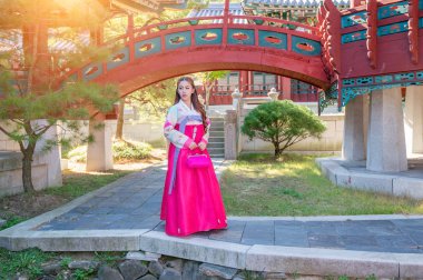 Hanbok Gyeongbokgung, geleneksel Kore kıyafet içinde kadınla.