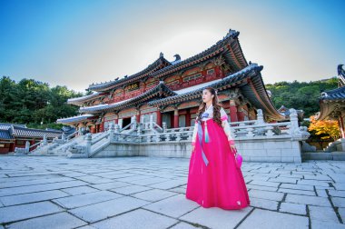 Hanbok Gyeongbokgung, geleneksel Kore kıyafet içinde kadınla.