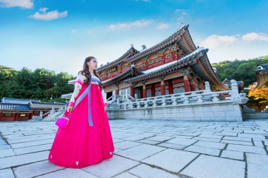 Hanbok Gyeongbokgung, geleneksel Kore kıyafet içinde kadınla.
