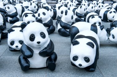 Panda heykeller eli yapmak.