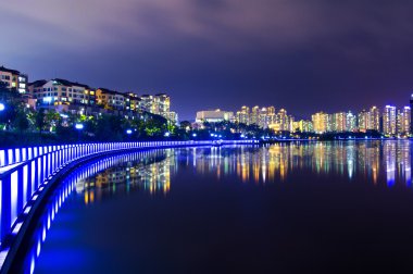 Renkli Köprüsü ve Kore gece cityscape.