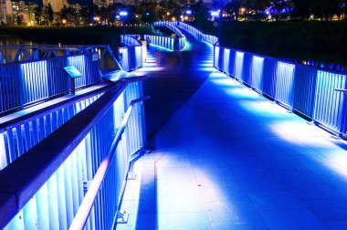 Renkli Köprüsü ve Kore gece cityscape.