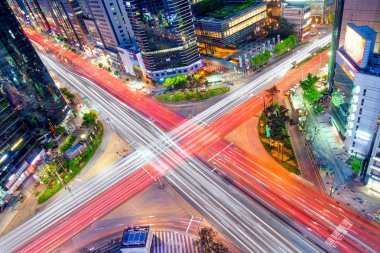 Seoul, Güney Kore - 10 Mayıs: Trafik hızları ile Gangnam.Gangnam bir kavşak bir varlıklı Seul Bölge olduğunu.