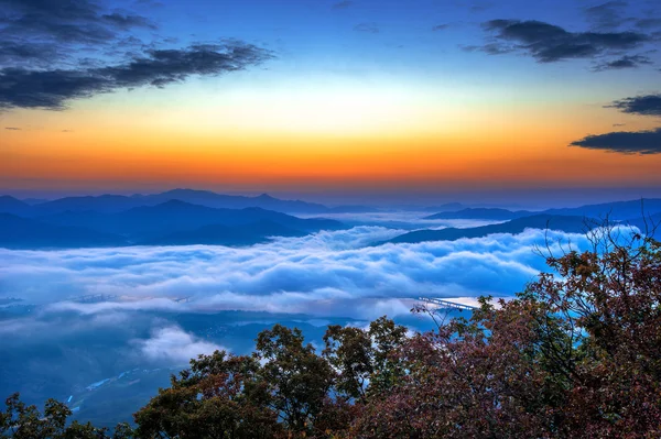 Las montañas de Seoraksan están cubiertas de niebla matutina y amanecer en Seúl, Corea . — Foto de Stock