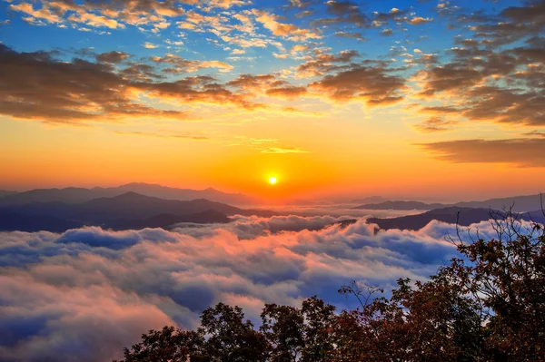 Las montañas de Seoraksan están cubiertas de niebla matutina y amanecer en Seúl, Corea . — Foto de Stock