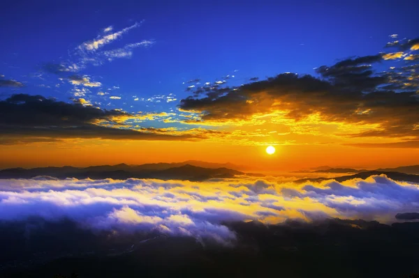 Seoraksan гір покриті ранковий туман і схід сонця в Сеулі, Корея. — стокове фото