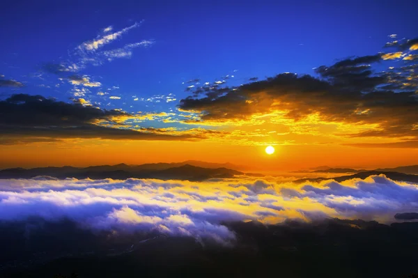 Las montañas de Seoraksan están cubiertas de niebla matutina y amanecer en Seúl, Corea . — Foto de Stock