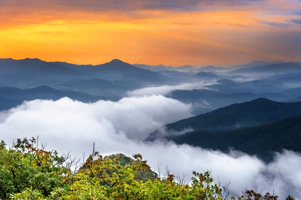 Seoraksan 山被晨雾和日出覆盖在首尔，韩国. — 图库照片