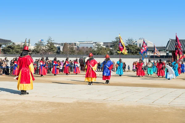 Seoul, Dél-Korea - január 17: A hagyományos Joseon dinasztia egységes katona őrök a Gyeongbokgung palota. — Stock Fotó