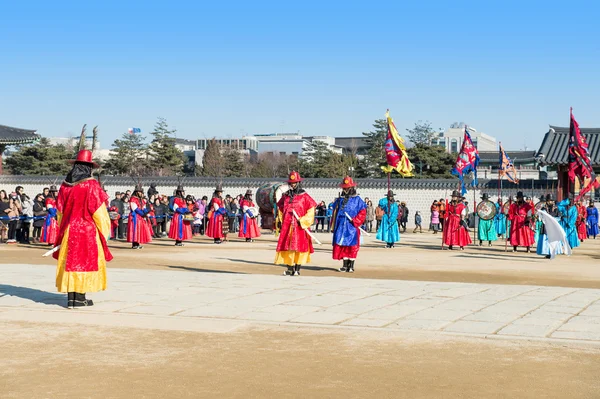 SEOUL, COREA DEL SUD - 17 GENNAIO: Soldato con le tradizionali uniformi della dinastia Joseon custodisce il Palazzo Gyeongbokgung . — Foto Stock