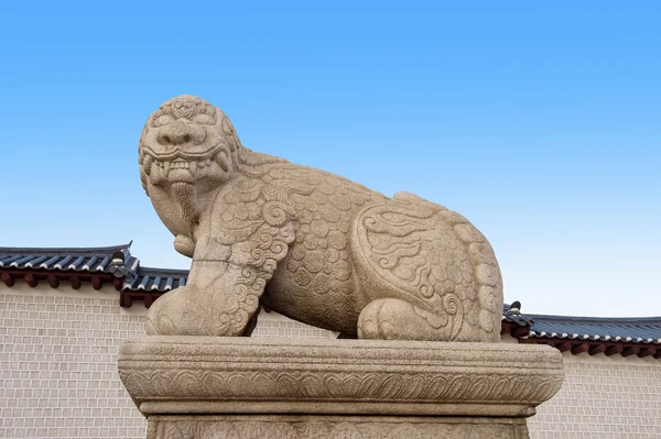 Haechi, staty av mytologiska lion-liknande djur på Gyeongbokgung Palace, Sydkorea. — Stockfoto
