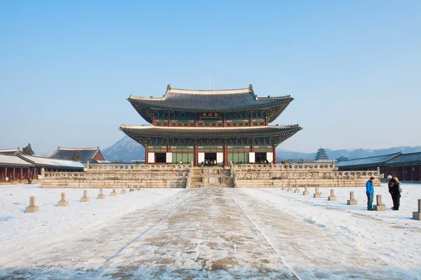 Σεούλ, Νότιος Κορέα-17 Ιανουαρίου: τουρίστες που παίρνουν φωτογραφίες από το πανέμορφο τοπίο γύρω από το παλάτι του Γιέουμποκγκανγκ . — Φωτογραφία Αρχείου